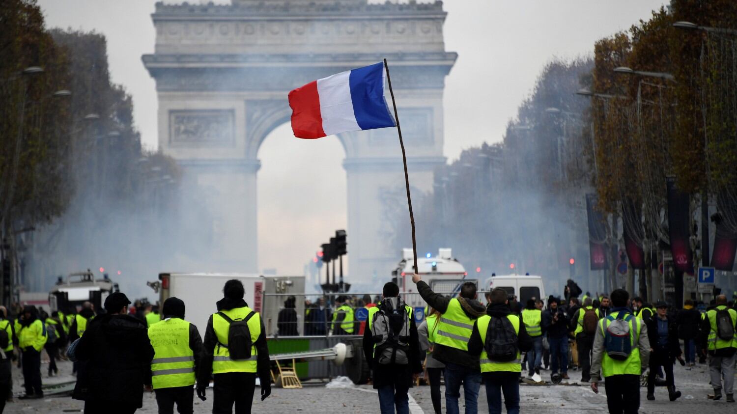 La Francia protesta per la benzina e tace sull'islam