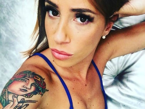 Malena: sexy in biancheria fluo