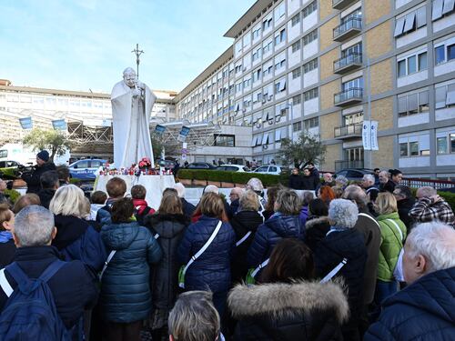 Il Papa in lieve miglioramento. "I reni non preoccupano più"