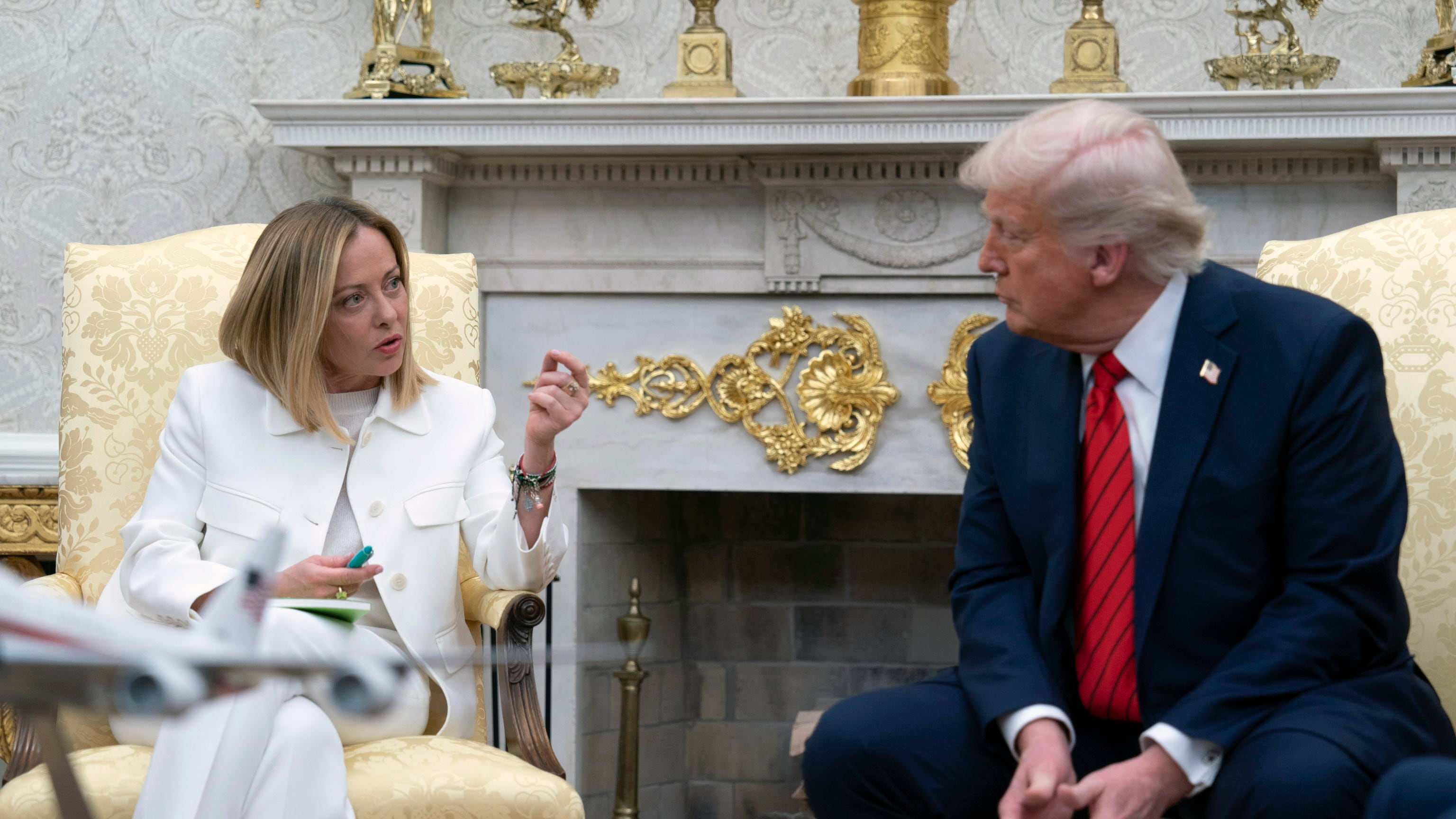 Trump attacca Meloni, Crosetto: "Le persone passano". Piantedosi: "Con Usa rapporti incrollabili"