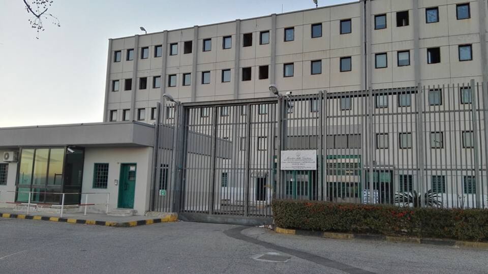 Suicidi, sovraffollamenti e aggressioni: la dura vita in carcere delle guardie