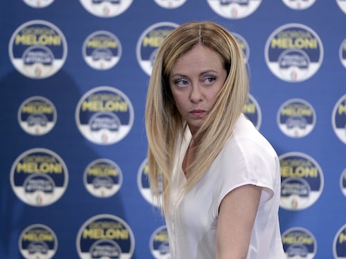 "Ha un passato fascista, non può governare". Odio rosso contro la Meloni