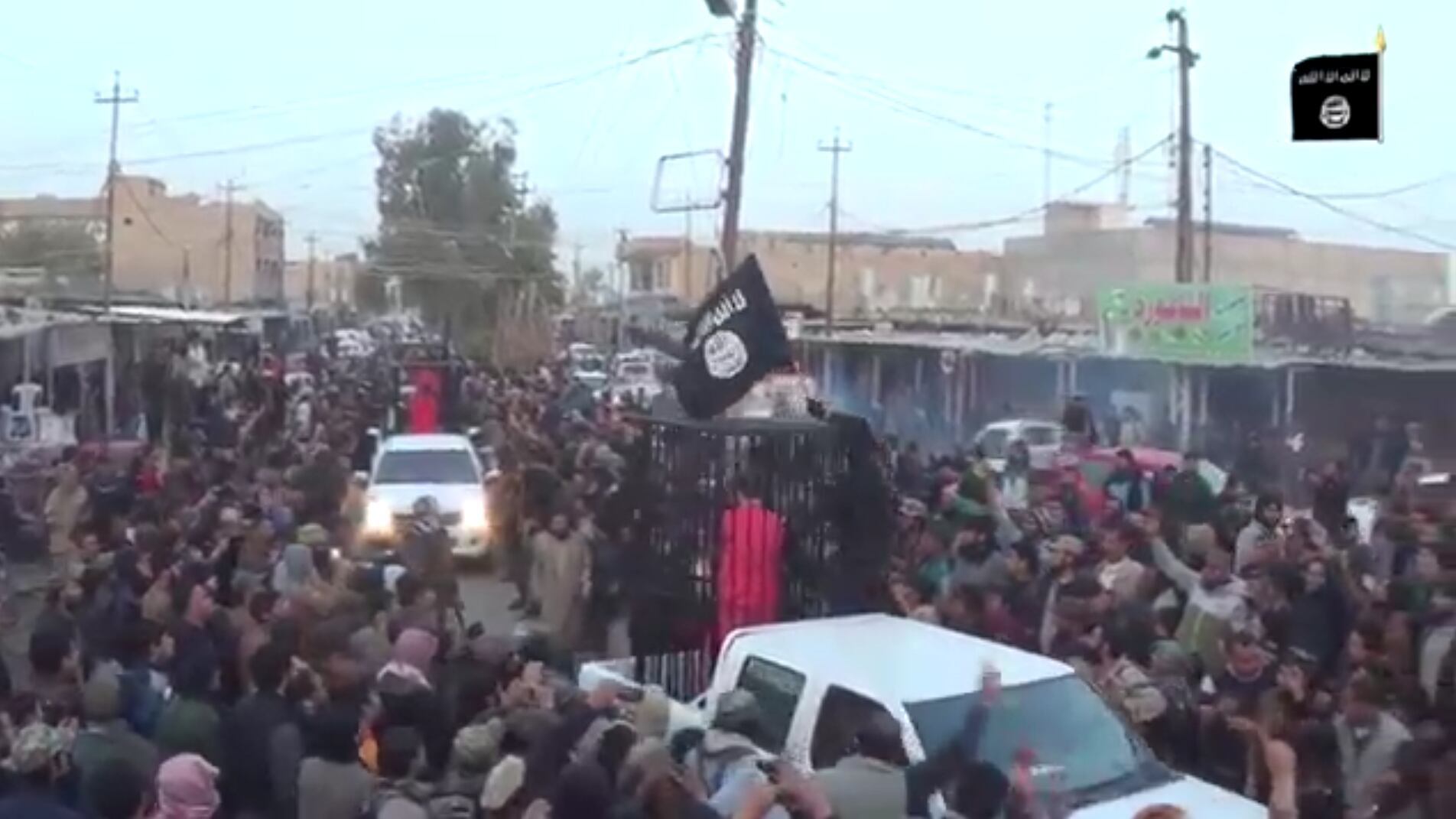 21 peshmerga curdi nelle gabbie. L'oscena parata dell'Isis in Iraq