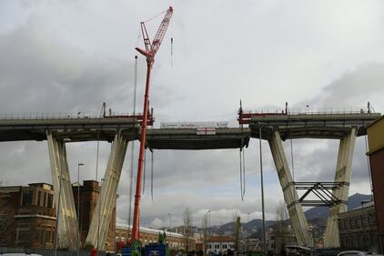 Ponte Morandi, le immagini della demolizione della trave tampone 6