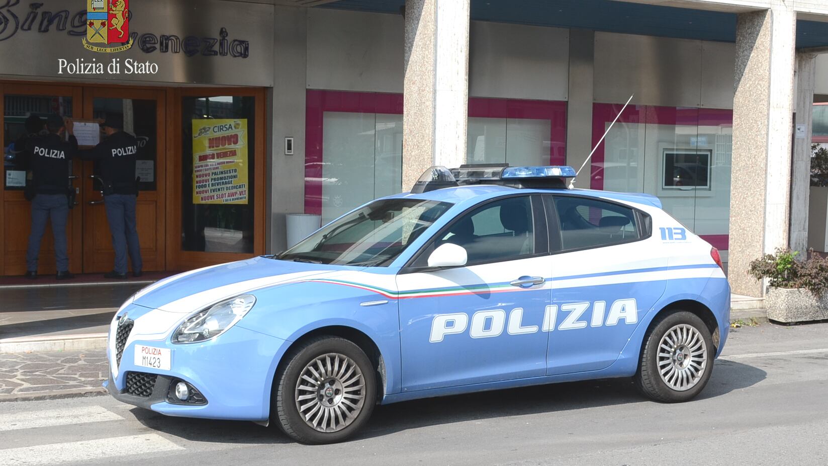"Vi rubo la pistola e vi sparo". Calci e pugni del tunisino in Questura