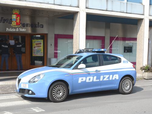 "Vi rubo la pistola e vi sparo". Calci e pugni del tunisino in Questura