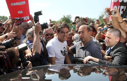 L'arrivo di Kakà a Linate accolto dall'abbraccio dei tifosi 14