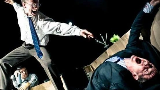 Impiegati supereroi a passo di danza