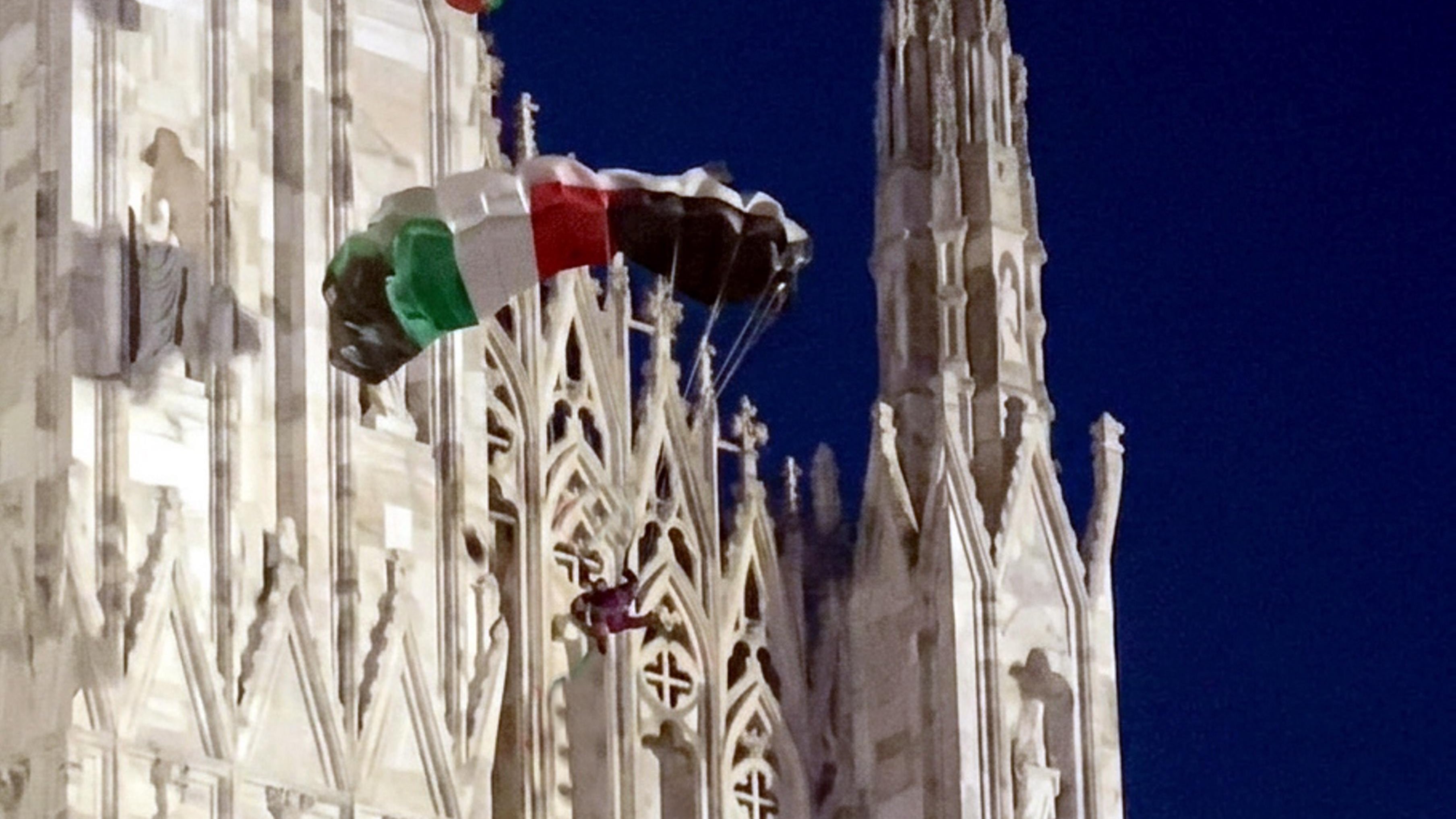 Dal Duomo con il paracadute con i colori della Palestina
