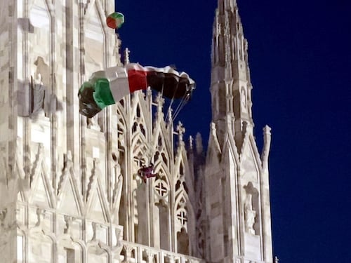 Dal Duomo con il paracadute con i colori della Palestina
