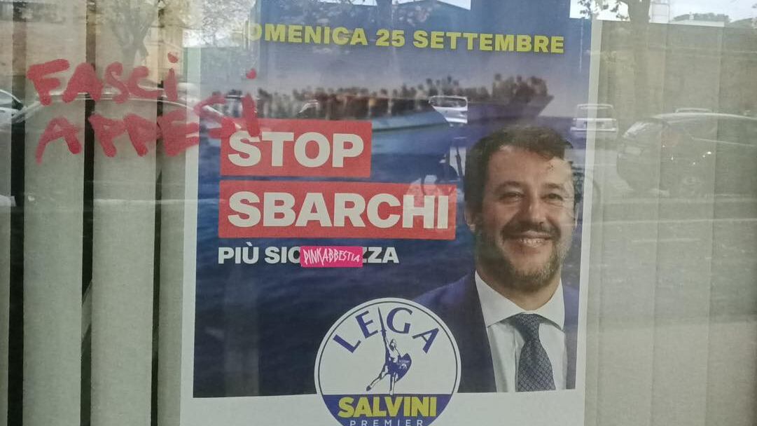 "Fasci appesi". Vandalizzata la sede della Lega