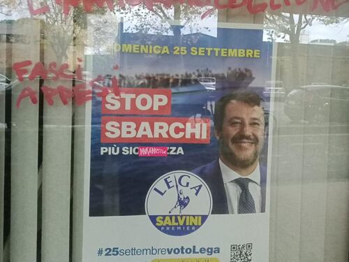 "Fasci appesi". Vandalizzata la sede della Lega