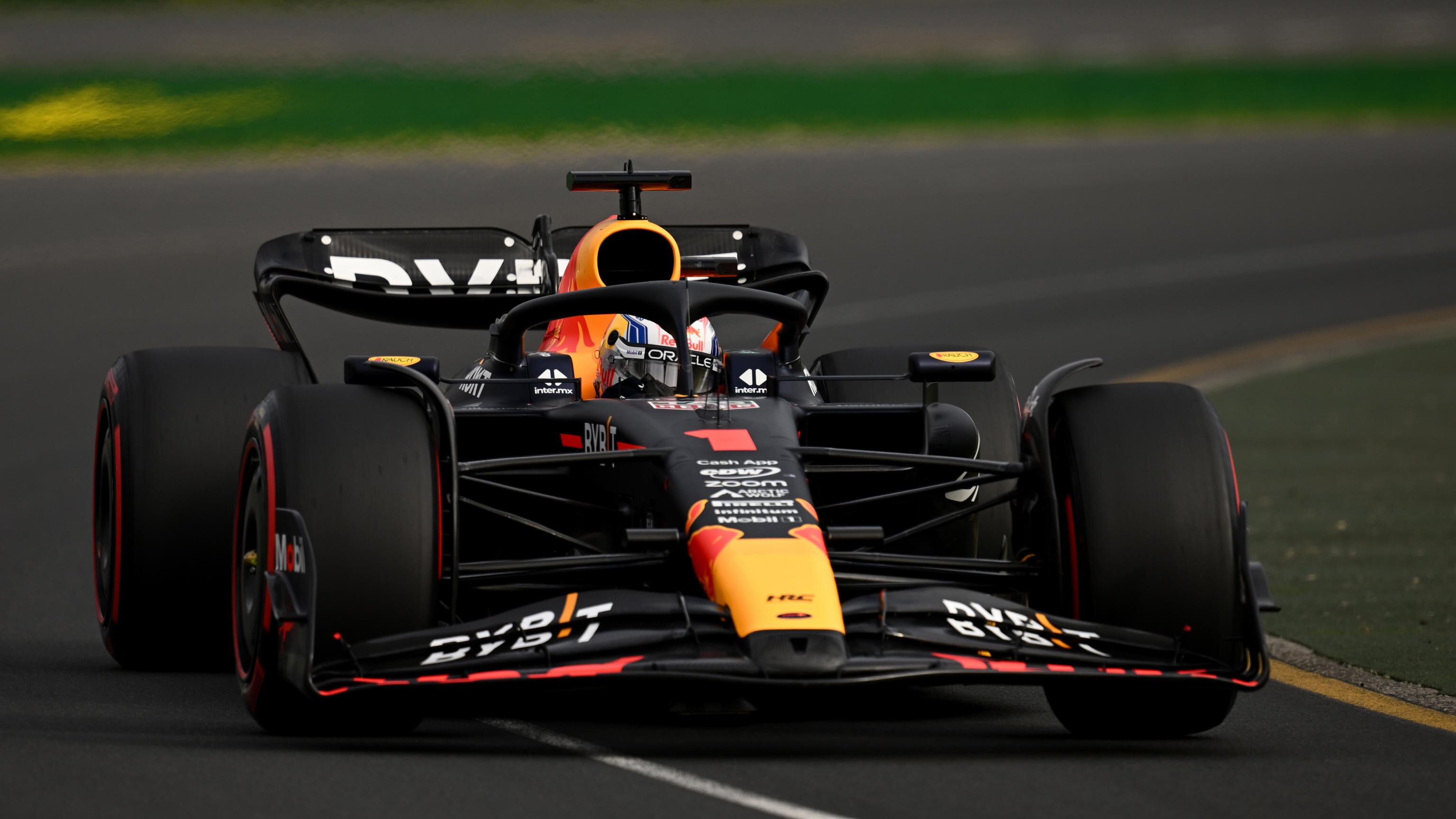 F1, Verstappen conquista la pole in Australia. Delusione Ferrari: Sainz 5° e Leclerc 7°