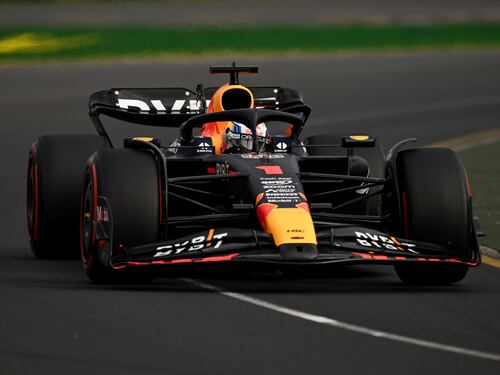 F1, Verstappen conquista la pole in Australia. Delusione Ferrari: Sainz 5° e Leclerc 7°