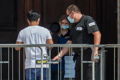 Panico in Duomo a Milano: straniero armato di coltello prende in ostaggio una guardia e la fa inginocchiare 4