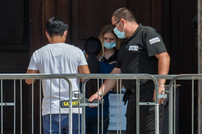 Panico in Duomo a Milano: straniero armato di coltello prende in ostaggio una guardia e la fa inginocchiare 4