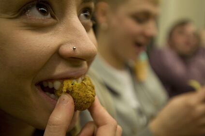 Donne fotografate mentre mangiano in metro, a Londra scatta la protesta 2