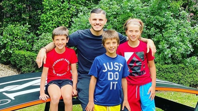 "Potevi risparmiartela". Polemica per la foto di Icardi con i figli di Maxi Lopez
