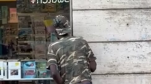 Terni, straniero urina davanti a tutti in pieno centro: è polemica