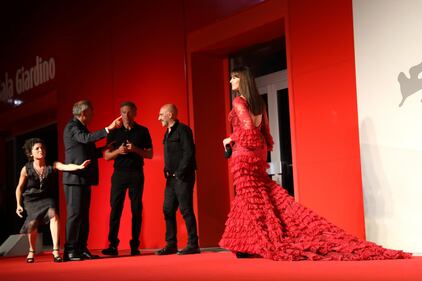 Monica Bellucci infiamma il carpet di Venezia 76 3