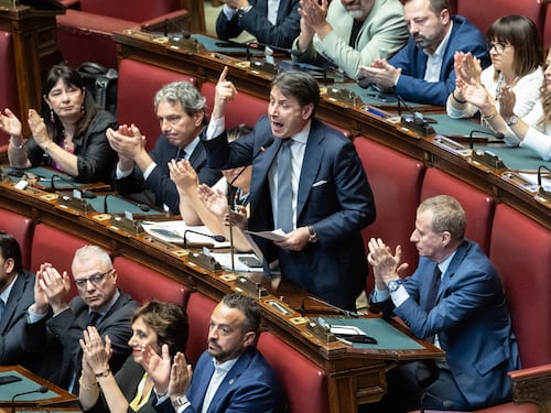 Tasse sui grandi patrimoni, sussidi e stop alle armi a Kiev: il programma di Conte mette alle strette il Pd