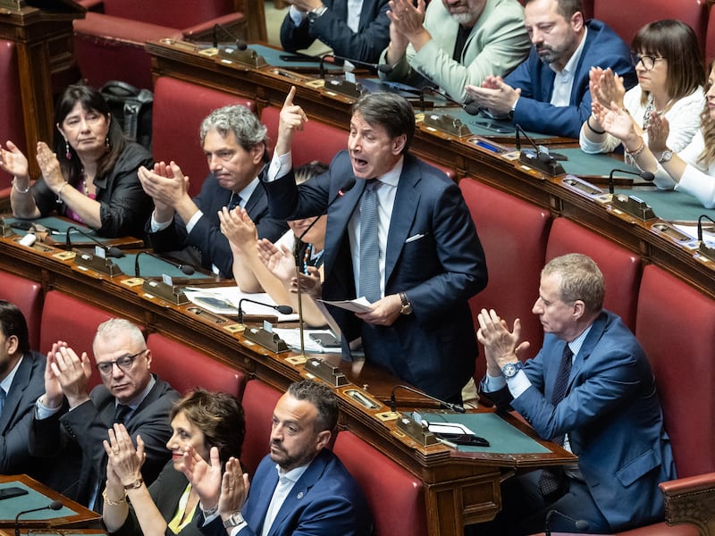 Tasse sui grandi patrimoni, sussidi e stop alle armi a Kiev: il programma di Conte mette alle strette il Pd