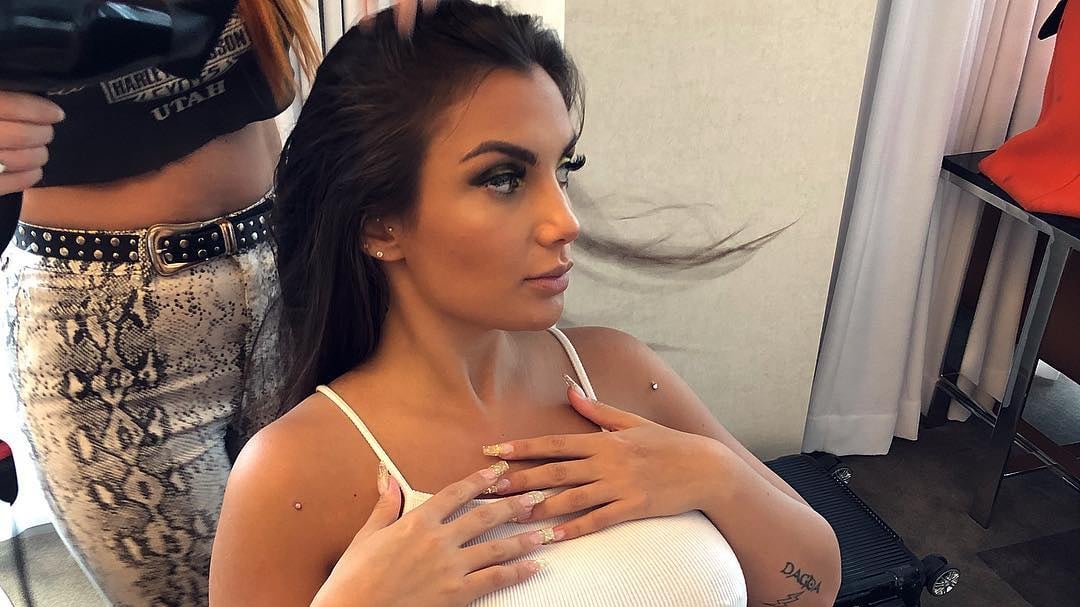"Mi state guardando mentre pi...": Elettra Lamborghini è senza freni