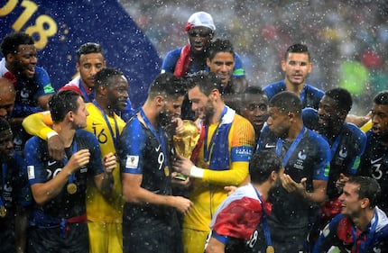 La Francia solleva la Coppa del Mondo: tutte le foto della festa  13