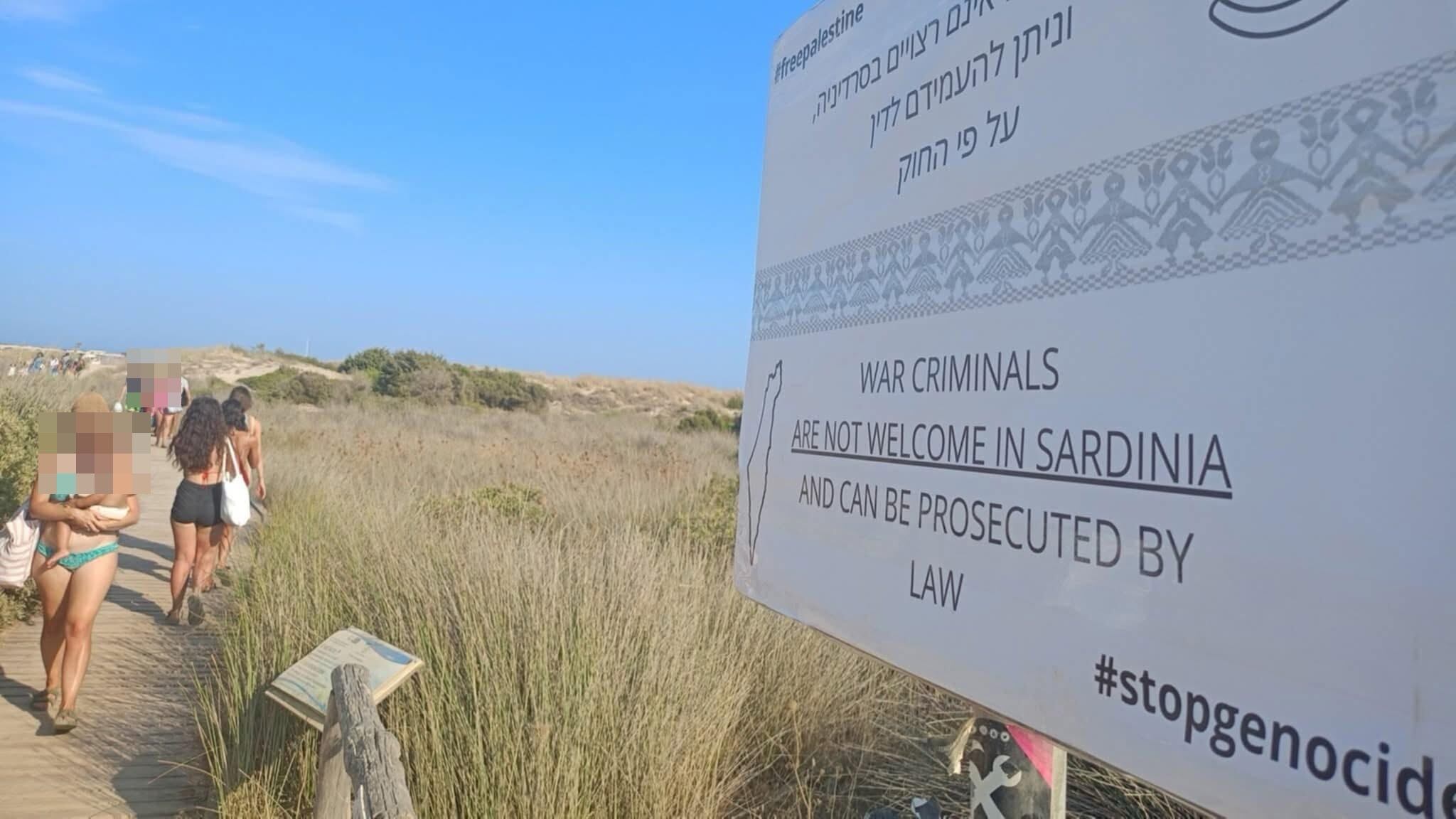 Cartello in ebraico in spiaggia: "Criminali di guerra non benvenuti"