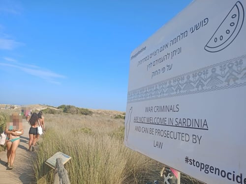 Cartello in ebraico in spiaggia: "Criminali di guerra non benvenuti"