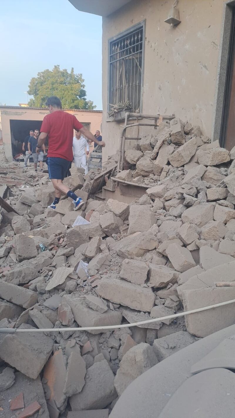 Palazzina crollata nel Napoletano, le immagini delle macerie e dei soccorsi 3