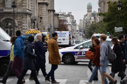 Parigi, strage alla sede della polizia: funzionario uccide 4 persone 2
