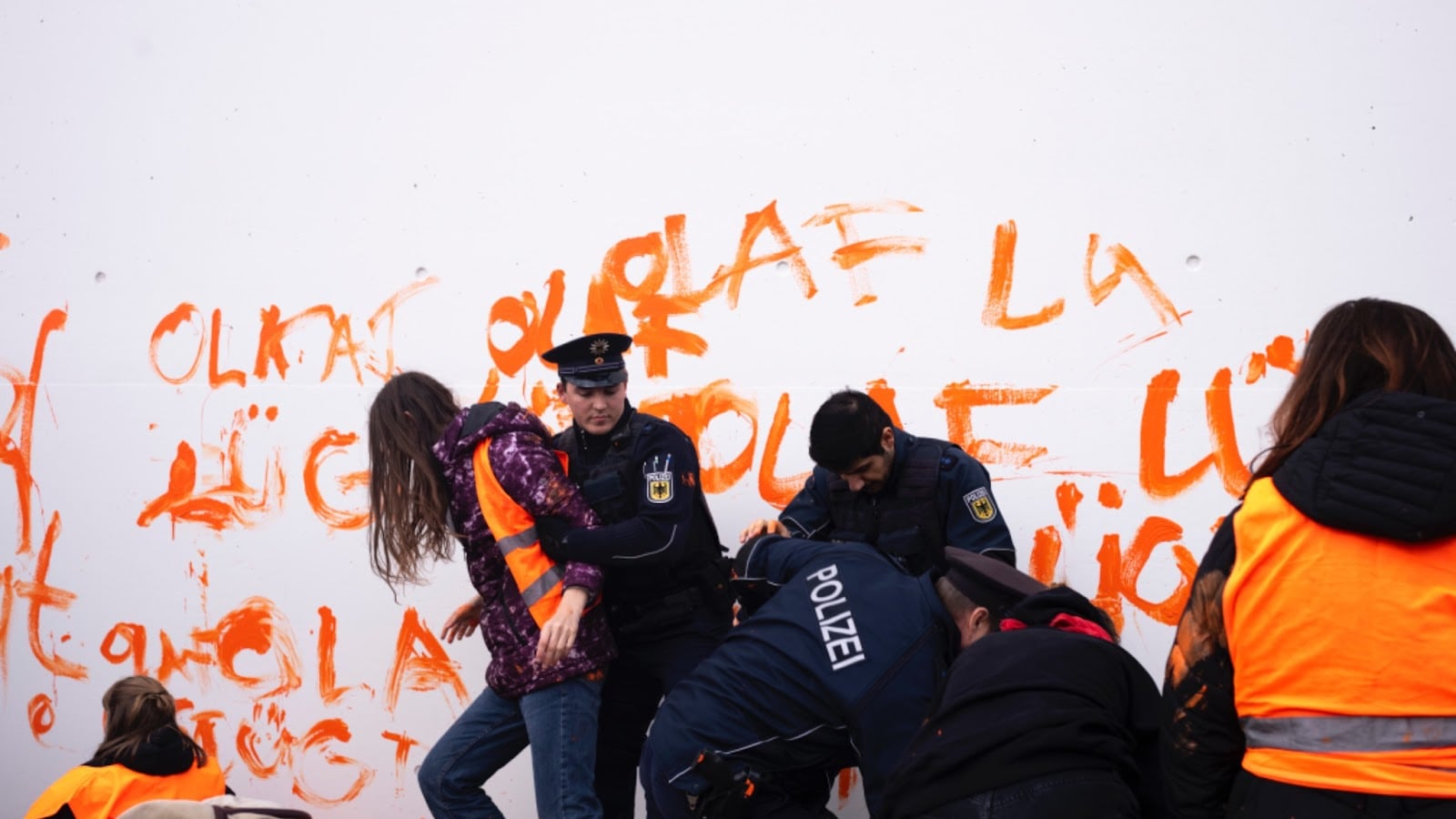 Ultima Generazione alla sbarra in Germania: i giudici procedono per "criminalità organizzata"