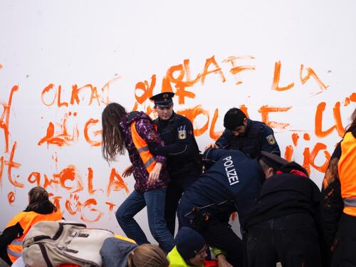 Ultima Generazione alla sbarra in Germania: i giudici procedono per "criminalità organizzata"