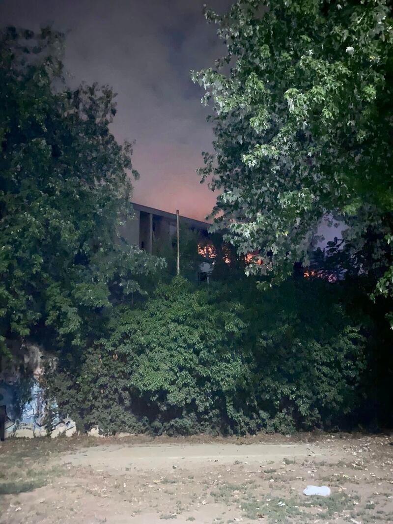 Milano, vasto incendio in edificio occupato da clandestini 2