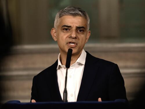 Khan cambia l'aria a Londra. Si allarga la tassa sullo smog