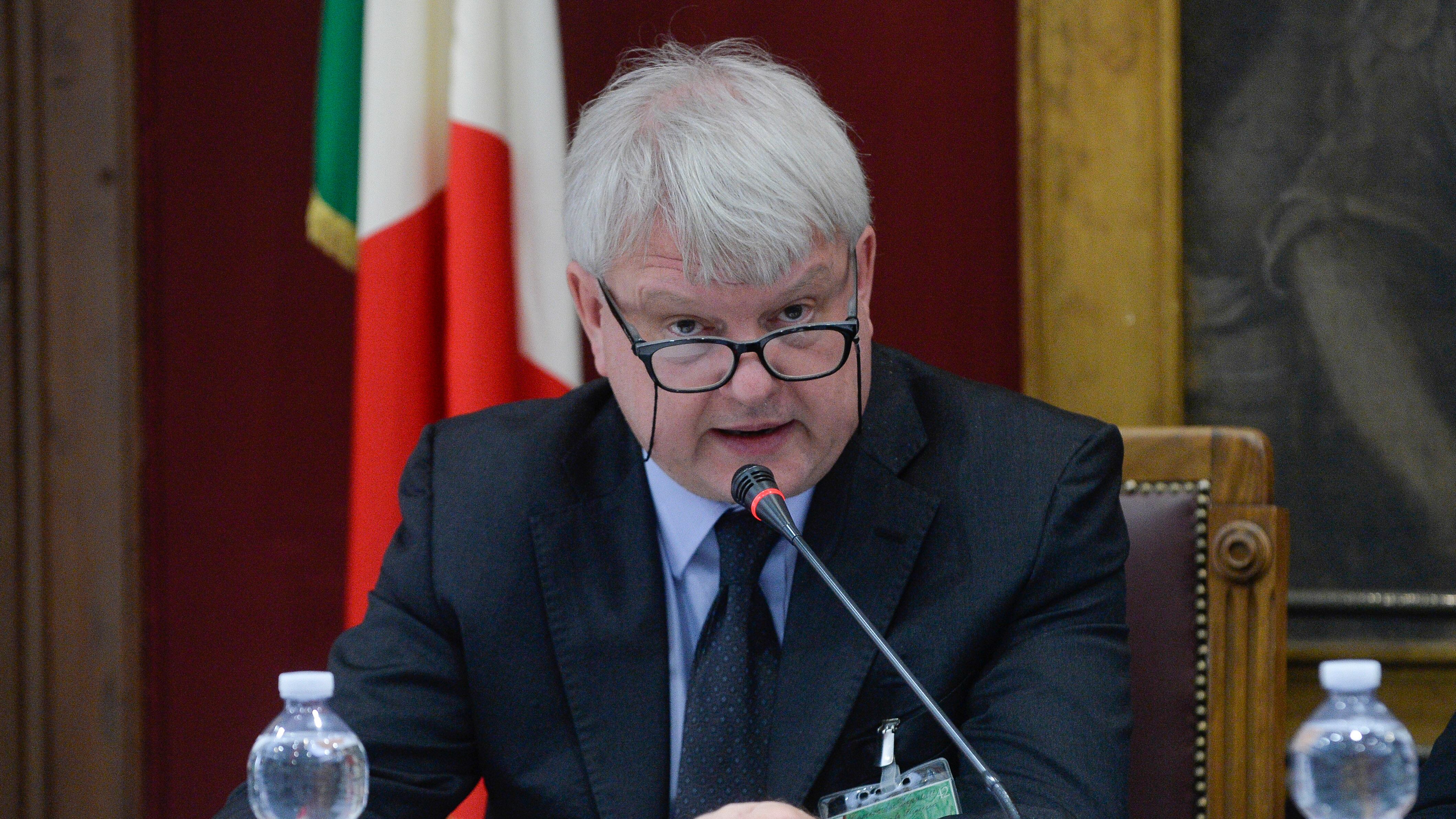 Nel mirino c'è il banchiere Signorini: osò criticare il sussidio e "quota 100"