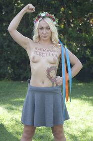 Femen a seno nudo per il film Everyday Rebellion 10