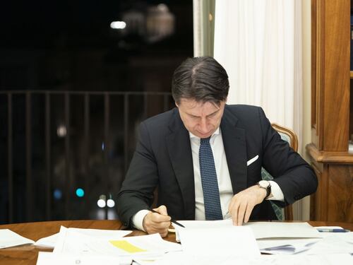 L'opposizione: decreto da rifare. "Tagli alle tasse, affitti scontati"