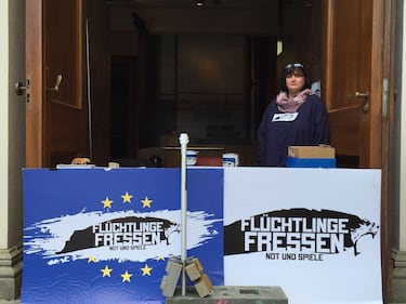 A Berlino spunta un'arena con le tigri per "mangiare" i rifugiati 8
