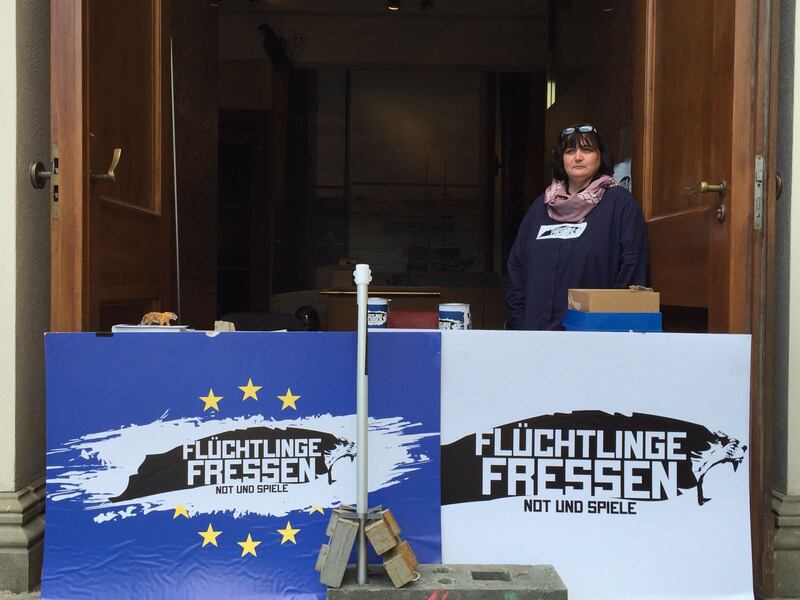 A Berlino spunta un'arena con le tigri per "mangiare" i rifugiati 8