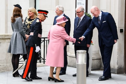 La Regina Elisabetta e Kate Middleton in visita al King's College  4