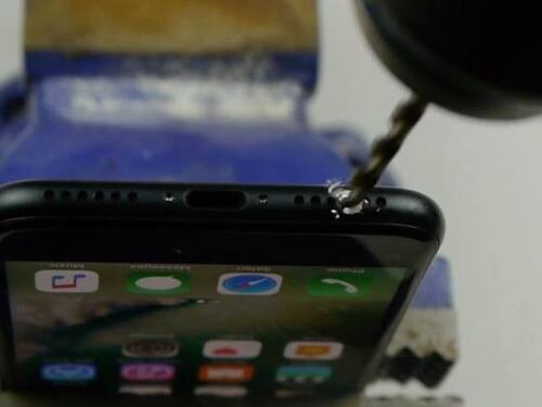 Bucano l'iphone per trovare il jack, colpa di un video sul web