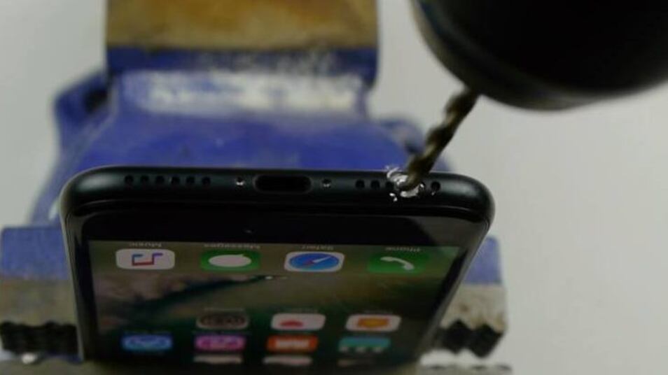 Bucano l'iphone per trovare il jack, colpa di un video sul web