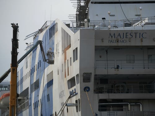 "Presi di notte e messi sulle navi". Ma la sinistra ora tace sui migranti