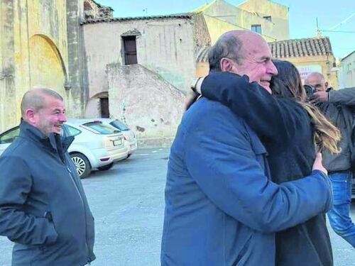 Bersani e Todde nuovi guru della sinistra. Tour elettorale come coppia portafortuna