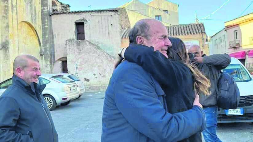 Bersani e Todde nuovi guru della sinistra. Tour elettorale come coppia portafortuna