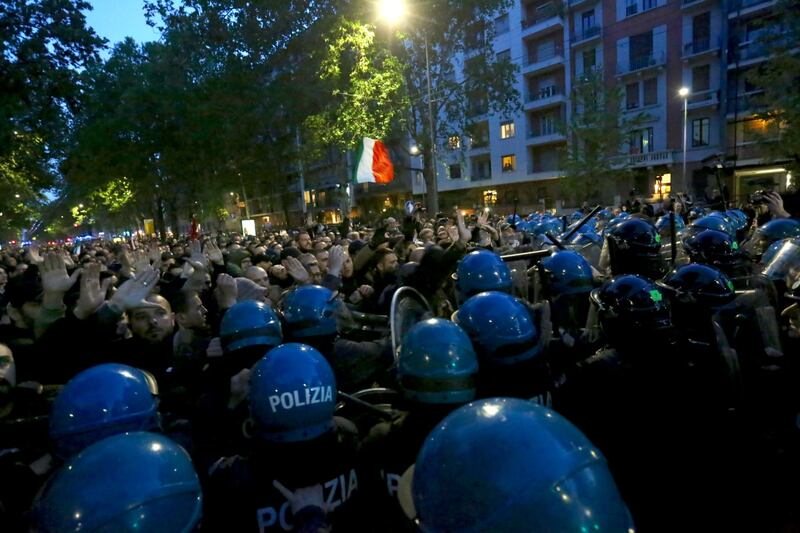 Milano, scontri al corteo per Ramelli tra l’estrema destra e la polizia 3