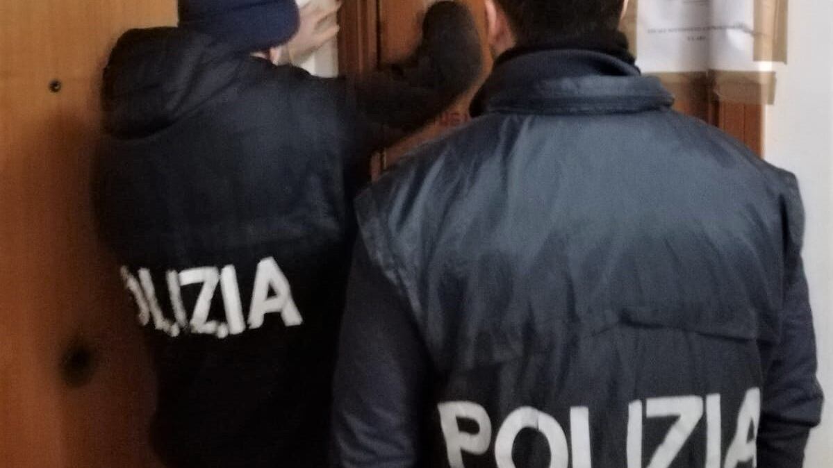 Gestivano case a luci rosse con "servizio" a domicilio: tre arresti