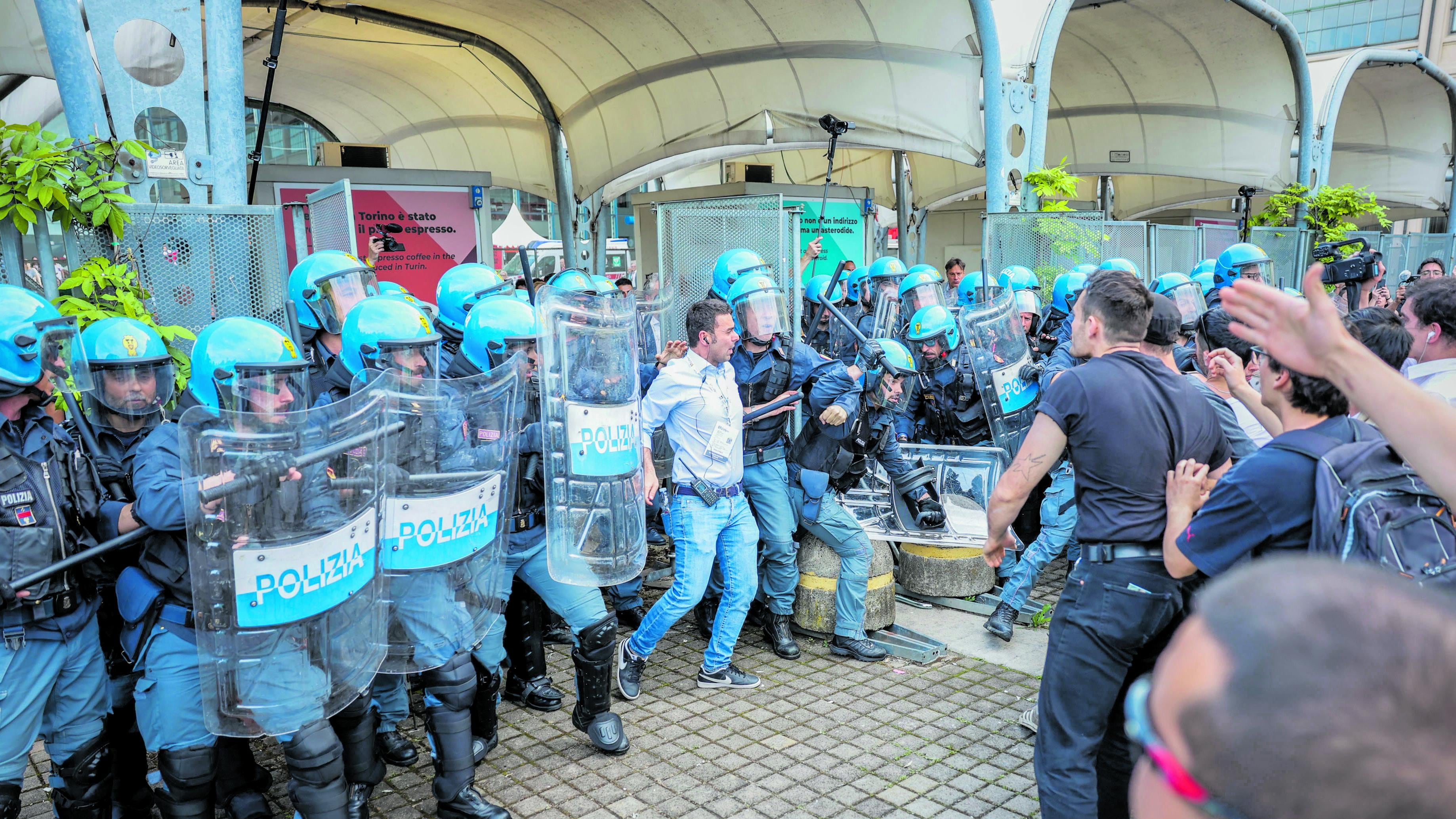 L’ira della polizia sui dem. "Appoggiano chi ci odia"